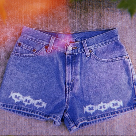 ✹ Hand printed Levi denim shorts ✹ - Picture 3 of 3